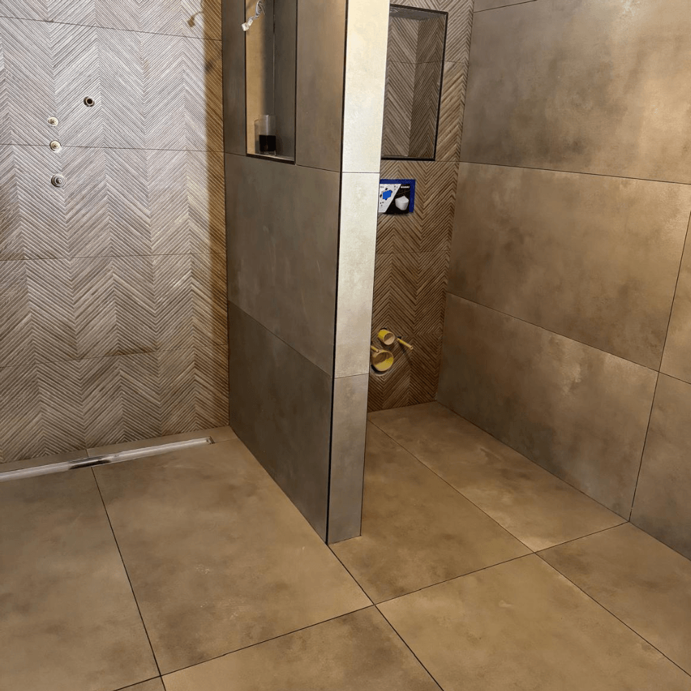 Inloopdouche met luxe tegelwerk en moderne afwerking