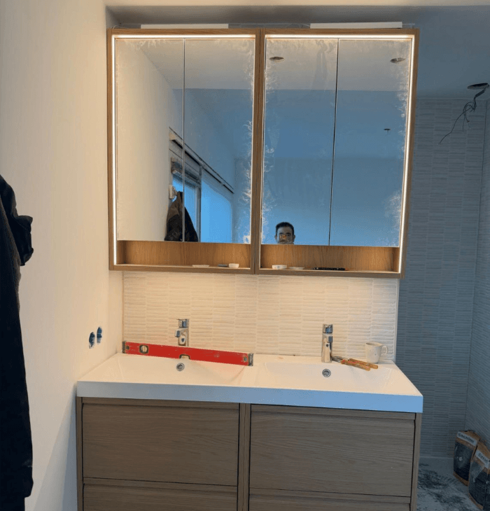 Luxe badkamer renovatie met moderne wand- en vloertegels