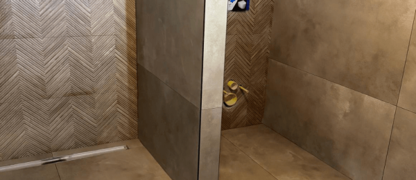 Inloopdouche met luxe tegelwerk en moderne afwerking